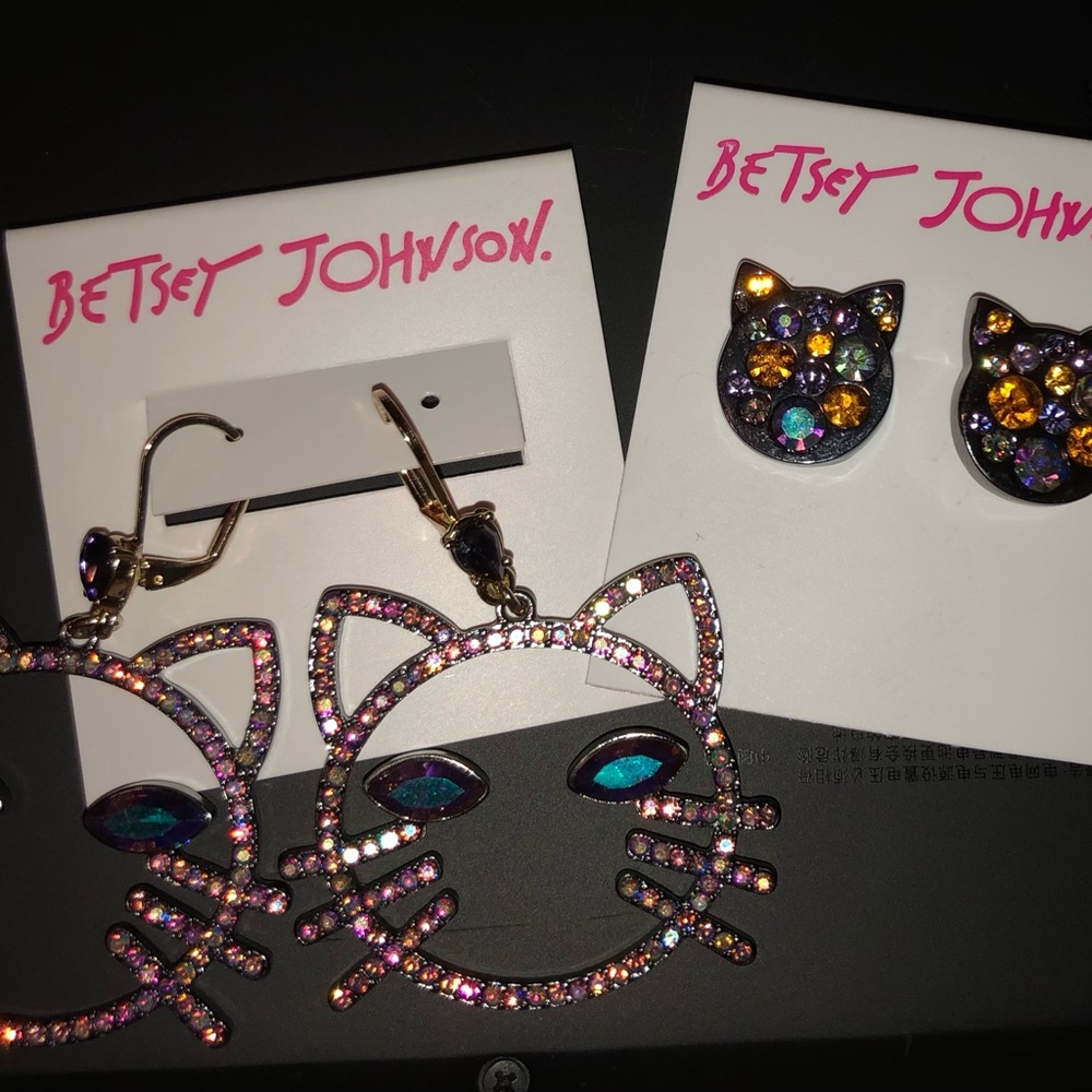 ✨BETSEY JOHNSON 2PC EARRiNG LOT BNWT || WHiMSiCAL CAT LADY MS. FRiZZLE